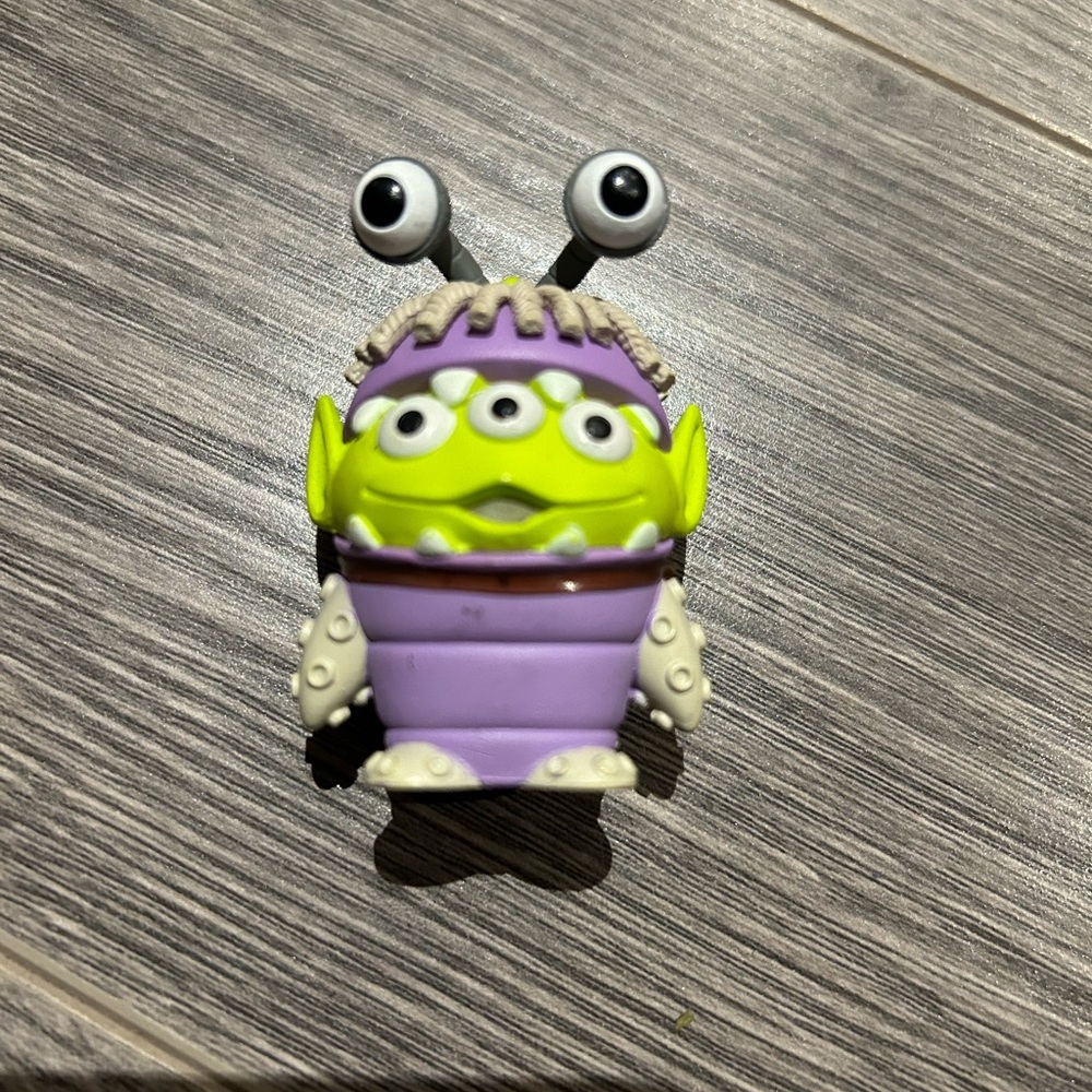 Little green alien as boo vinyl figure
